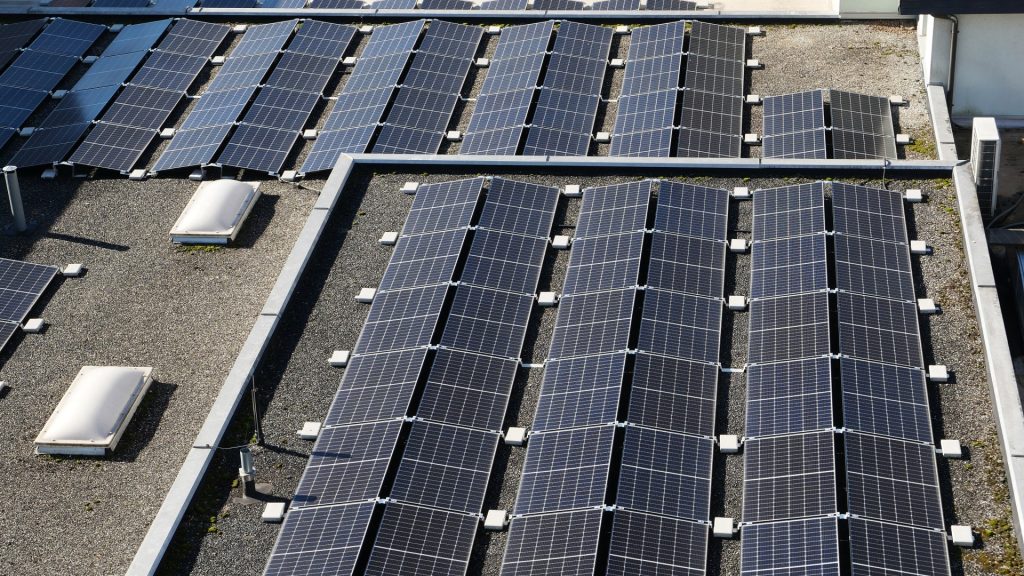 Batteriespeicher einer Photovoltaikanlage in einem Technikraum