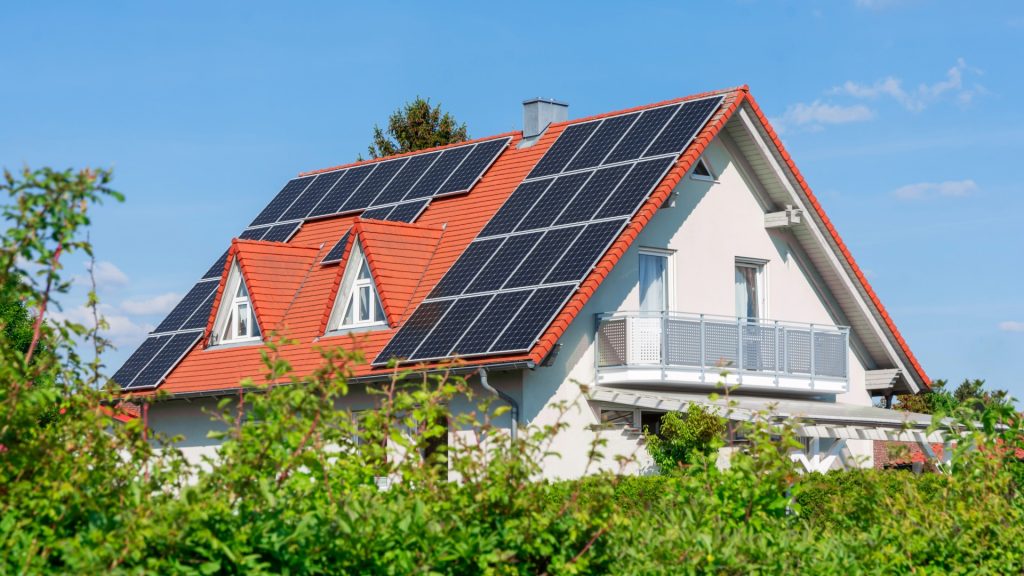 Photovoltaikanlage auf dem Dach eines Einfamilienhauses