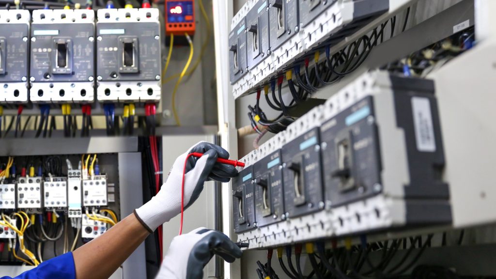 Elektriker prüft die elektrische Verteilung für eine Photovoltaikanlage